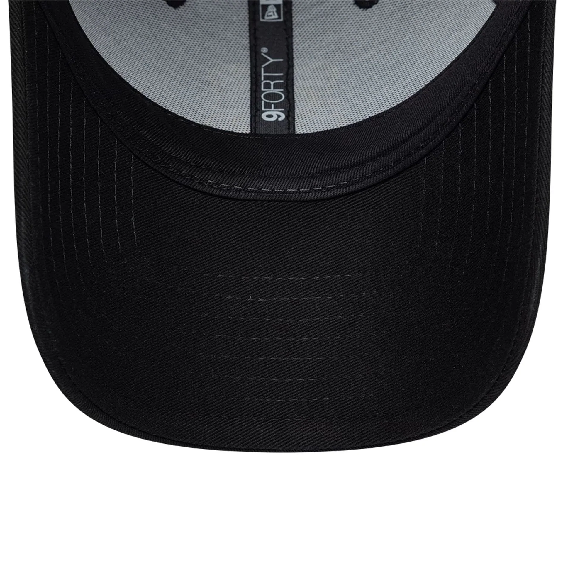 Chelsea FC Lion Crest Retro Goal Keeper Black 9FORTY Adjustable Cap - Image 7