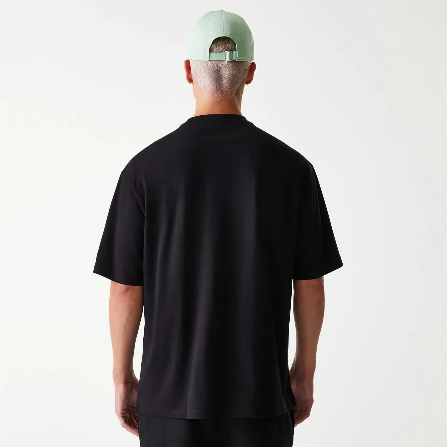 New Era Outdoor Graphic Black Oversized T-Shirt - Image 2