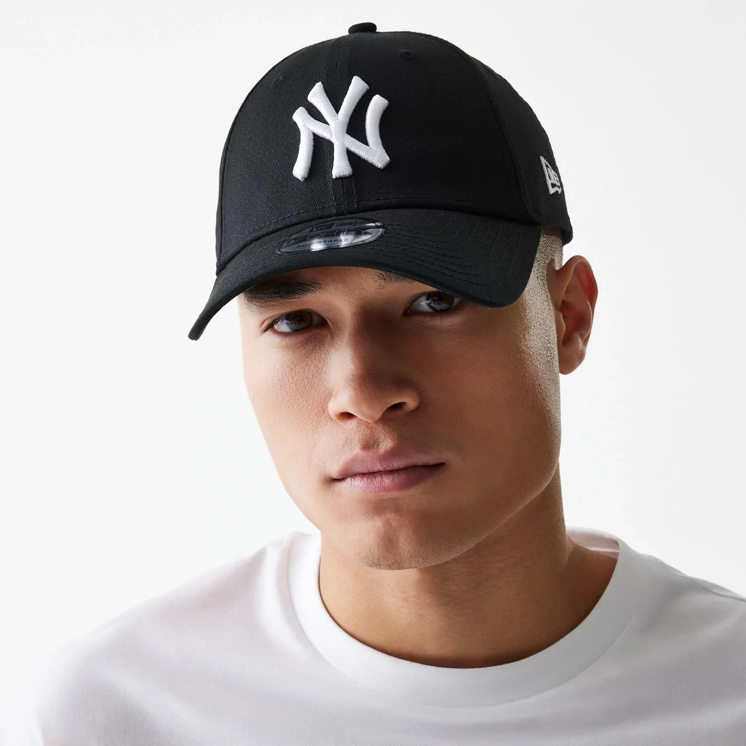 New York Yankees Essential Black 9FORTY Cap - Image 2