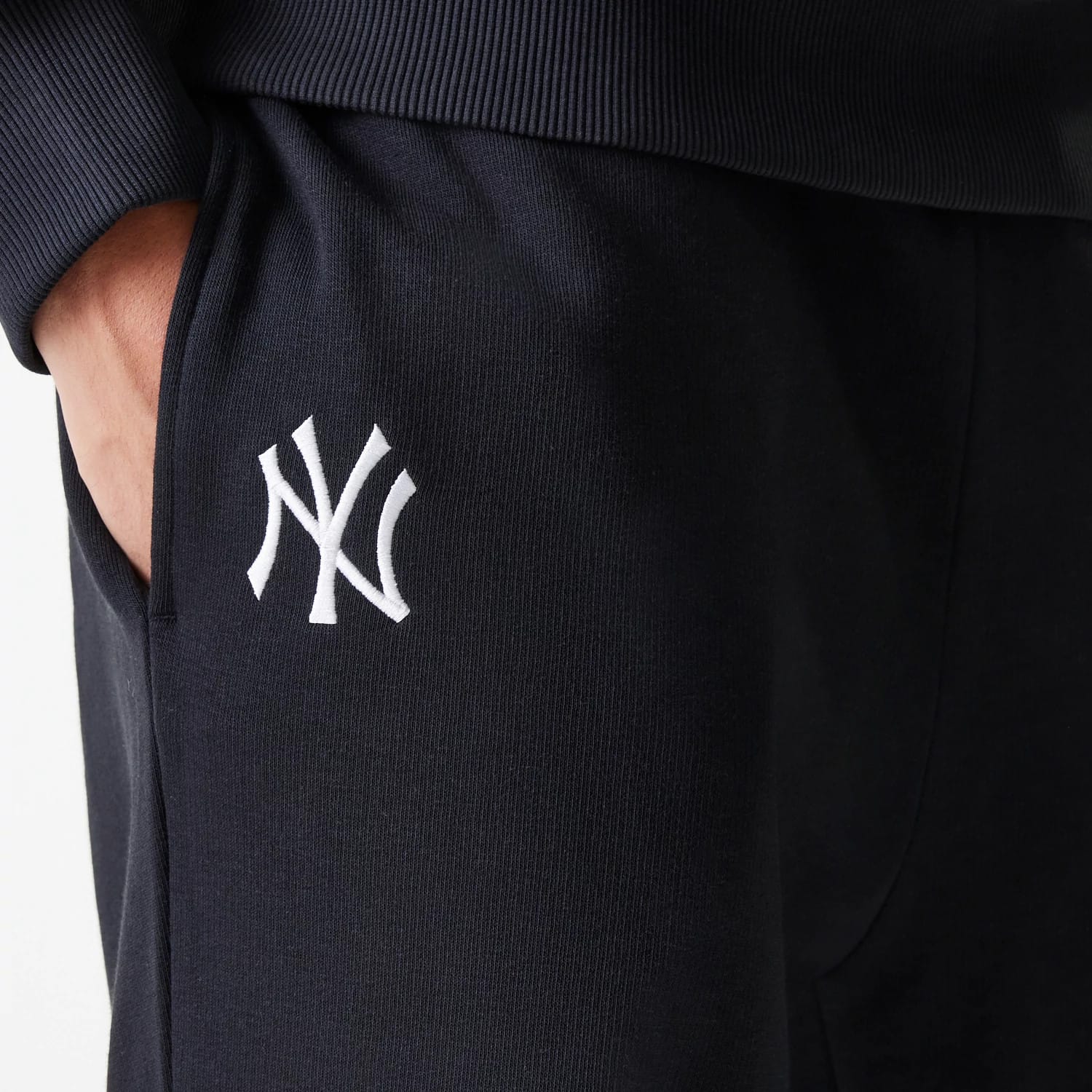 New York Yankees MLB League Essential Midi French Terry Black Joggers - Image 4